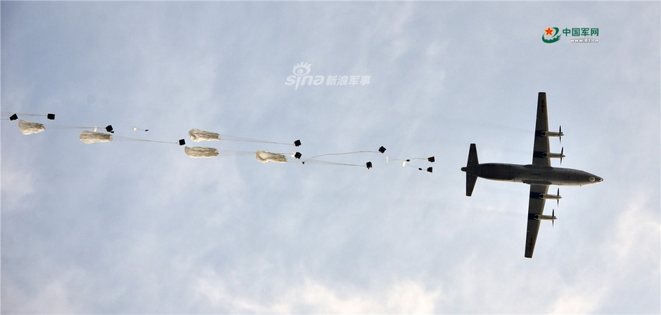 Vận tải cơ Y-9 thả lính dù Trung Quốc cùng hàng hoá hậu cần, trong đó có nhiều loại vũ khí hoả lực mạnh từ trên không. Nguồn ảnh: 81CN.