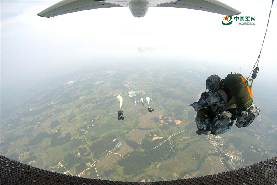 Trên mặt lý thuyết, mỗi vận tải cơ Y-9 sẽ mang theo được tối đa 132 lính dù với đầy đủ trang bị vũ khí hoặc tối đa 25 tấn hàng hoá các loại. Máy bay được trang bị 4 động cơ do Trung Quốc sản xuất nhưng là động cơ cánh quạt, có công suất 5100 mã lực mỗi động cơ. Nguồn ảnh: 81CN.