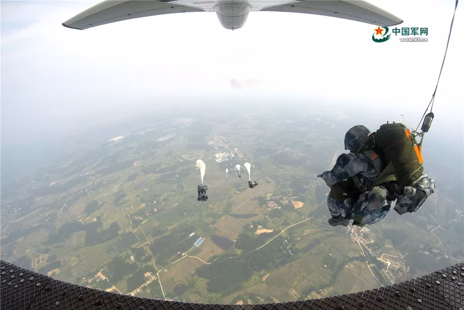 Trên mặt lý thuyết, mỗi vận tải cơ Y-9 sẽ mang theo được tối đa 132 lính dù với đầy đủ trang bị vũ khí hoặc tối đa 25 tấn hàng hoá các loại. Máy bay được trang bị 4 động cơ do Trung Quốc sản xuất nhưng là động cơ cánh quạt, có công suất 5100 mã lực mỗi động cơ. Nguồn ảnh: 81CN.