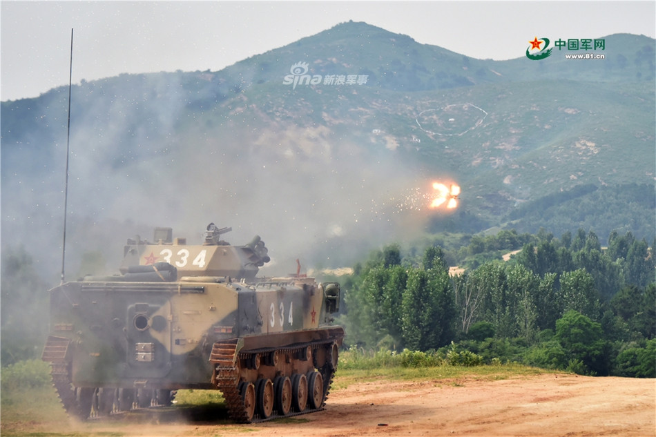 ZBD-03 chỉ nặng 8 tấn, có tốc độ di chuyển tối đa 65 km/h khi di chuyển trên đường bằng và 6 km/h khi di chuyển dưới nước. Loại phương tiện chiến đấu này được trang bị pháo cỡ nòng 30mm và một súng máy đồng trục 7,62mm. Một vài phiên bản ZBD-03 còn được trang bị cùng tên lửa chống tăng có điều khiển loại HJ-73C. Nguồn ảnh: 81CN.