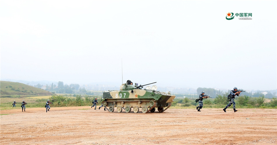 Xe chiến đấu bộ binh ZBD-03 của lính dù Trung Quốc. Đây là loại thiết giáp được Trung Quốc tuyên bố là có khả năng thả dù từ máy bay vận tải. Nguồn ảnh: 81CN.