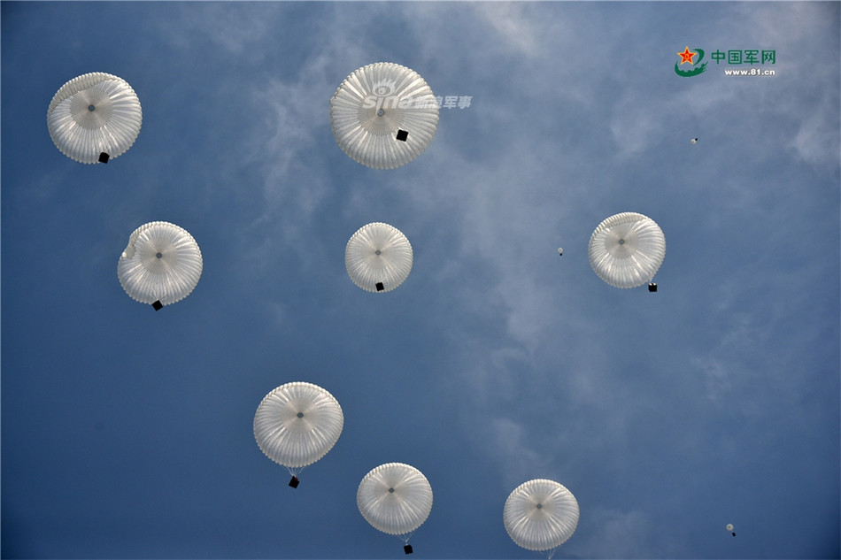 Tầm hoạt động của Y-9 nằm trong khoảng 7800 km tuỳ từng điều kiện. Tầm hoạt động này là đủ để vận tải cơ Y-9 có thể bao quát được một phần lớn lãnh thổ Trung Quốc. Ảnh: Hàng hoá hậu cần được thả xuống từ vận tải cơ Y-9. Nguồn ảnh: 81CN.