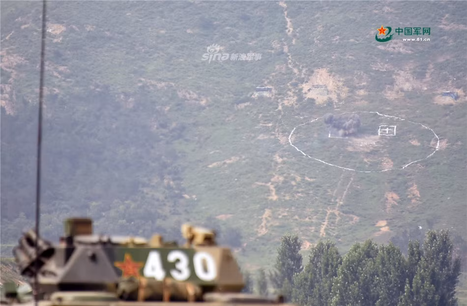 ZBD-03 khai hoả khẩu pháo 30mm trúng mục tiêu. Nguồn ảnh: 81CN.