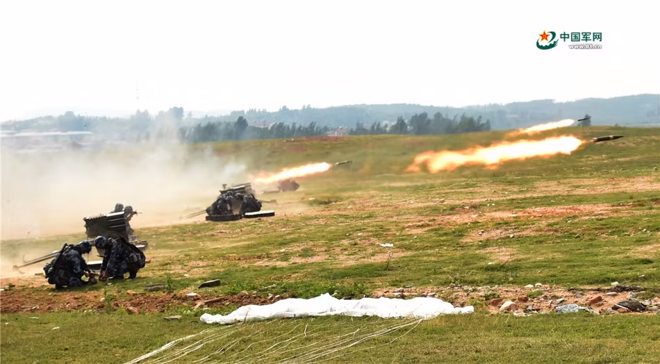 Pháo phản lực phóng loạt Type 63 cỡ nòng 107mm khai hoả tấn công mục tiêu bảo vệ bãi đổ bộ. Đây là một loại hoả lực cực mạnh nhưng lại gọn nhẹ, rất thích hợp với việc đổ bộ đường không. Nguồn ảnh: 81CN.