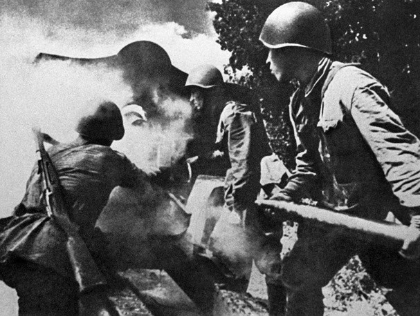 Pháo binh Liên Xô đấu pháo với pháo binh Đức trong trận chiến Kursk. Nguồn ảnh: TASS.