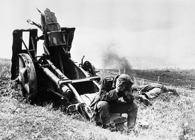Lính pháo binh của Đức quốc xã ôm mặt bên cạnh khẩu pháo đã bị phá huỷ và xác những người đồng đội đã hy sinh của mình. Nguồn ảnh: TASS.