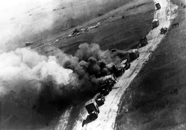 Đoàn xe vận tải của Đức quốc xã bị Không quân Liên Xô tấn công. Rất có thể các máy bay tham gia trận tấn công này chính là cường kích Il-2 - loại cường kích góp công lớn nhất vào chiến thắng của Liên Xô tại Kursk. Nguồn ảnh: TASS.