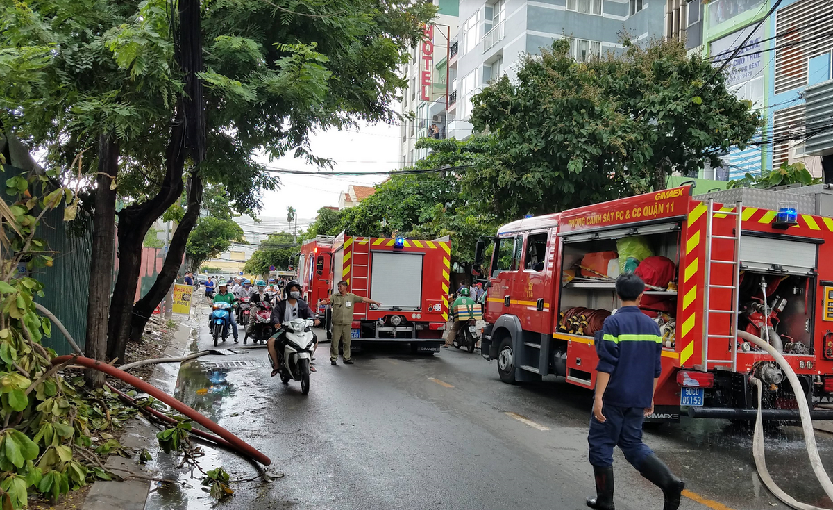 Bai oto gan san bay Tan Son Nhat chay du doi, khu dan cu hon loan-Hinh-2