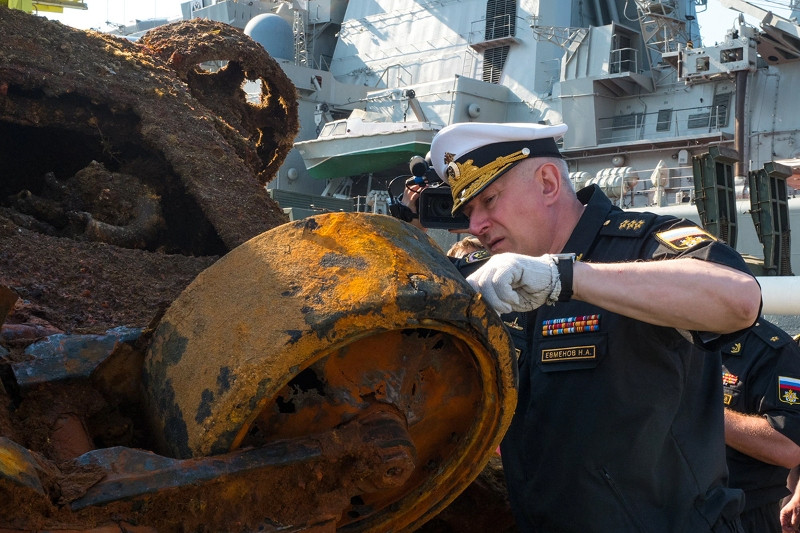 Sĩ quan hải quân Nga cố gắng tìm và đọc số series cùng năm xuất xưởng trên chiếc xe tăng M3 Lee này. Nguồn ảnh: Arms-expo.