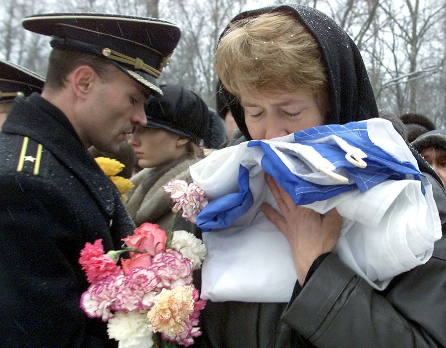 Sau một năm trời nằm dưới đáy đại dương, người ta chỉ tìm được 115 bộ hài cốt trên tổng số 118 thuỷ thủ đoàn và sĩ quan chỉ huy trên tàu. Theo lệnh của Tổng thống Putin, toàn bộ thuỷ thủ đoàn và sĩ quan trên tàu đều được nhận Huân chương cho sự can đảm và danh hiệu Anh hùng Liên bang Nga được trao cho thuyền trưởng của tàu Kursk. Nguồn ảnh: RT.