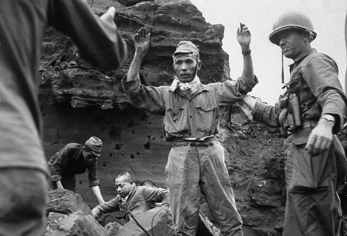 Lính Nhật đầu hàng quân Mỹ ở Iwo Jima ngày 5/4/1945.