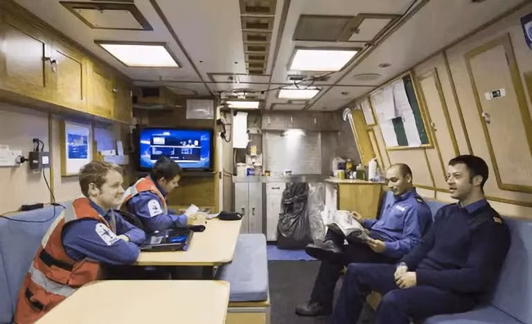 Khoang ăn cũng là phòng sinh hoạt chung - nơi các thuỷ thủ đoàn tụ tập sau mỗi ca trực kéo dài 12 tiếng một ngày. Nguồn ảnh: QQ.