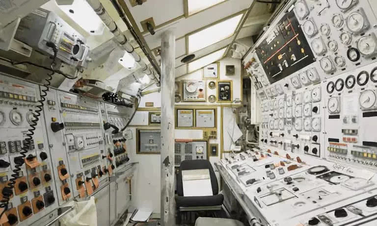 Tuy nhiên do bối cảnh quá căng thẳng của Chiến tranh Lạnh, vụ việc đã bị giấu kín, thuỷ thủ đoàn và Hải quân Anh đã nói dối báo chí về vụ tai nạn, khẳng định rằng HMS Sceptre đã đâm vào băng trôi. Tuy nhiên tới năm 1991, sau khi Liên Xô tan rã, sự thật đã được phơi bày. Nguồn ảnh: QQ.