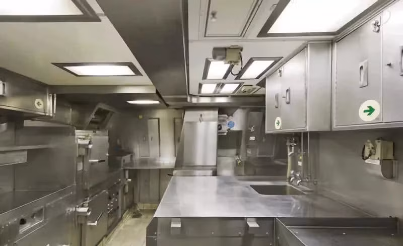 Nhà bếp trên tàu - nơi mỗi ngày chuẩn bị vài trăm bữa ăn, phục vụ 24/24 tiếng. Nguồn ảnh: QQ.