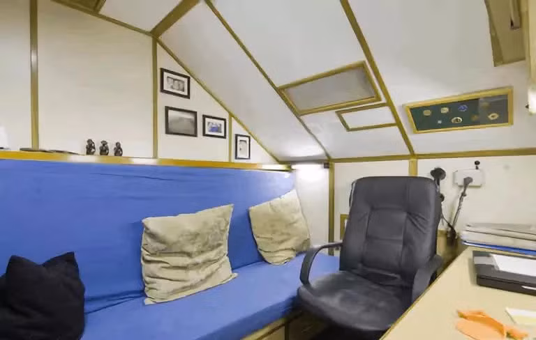 Khoang của thuyền trưởng là nơi "tử tế" nhất trên tàu nhưng cũng chỉ rộng khoảng 6 mét vuông. Nguồn ảnh: QQ.