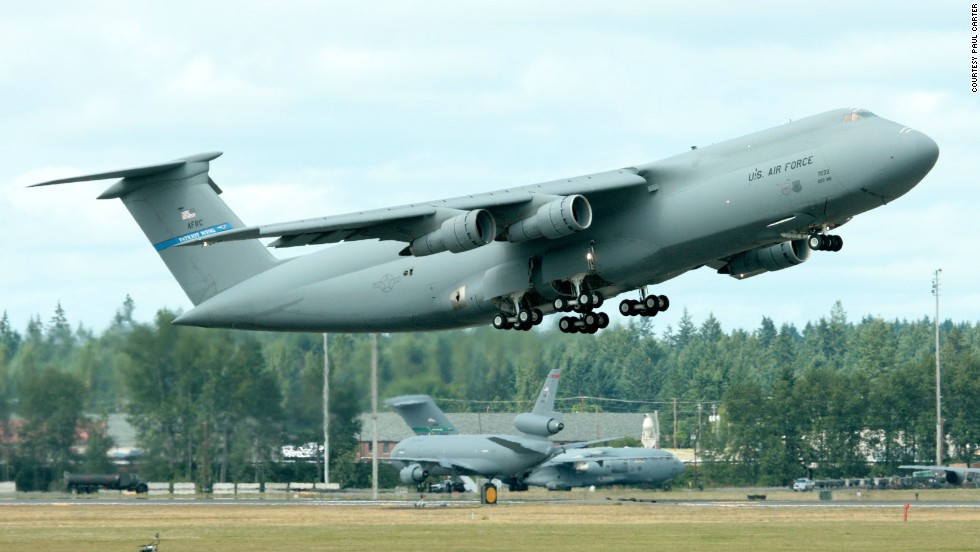 Tốc độ tối đa của chiếc vận tải cơ chiến lược này có thể đạt được là Mach 0.79, trong khi đó tốc độ hành trình của nó cũng có thể đạt được là Mach 0,77. Tầm hoạt động tối đa tuỳ thuộc vào lượng hàng hoá nó mang theo dcos thể từ 9100 km (tối thiểu) tới hơn 14.000 km. Nguồn ảnh: USAF.