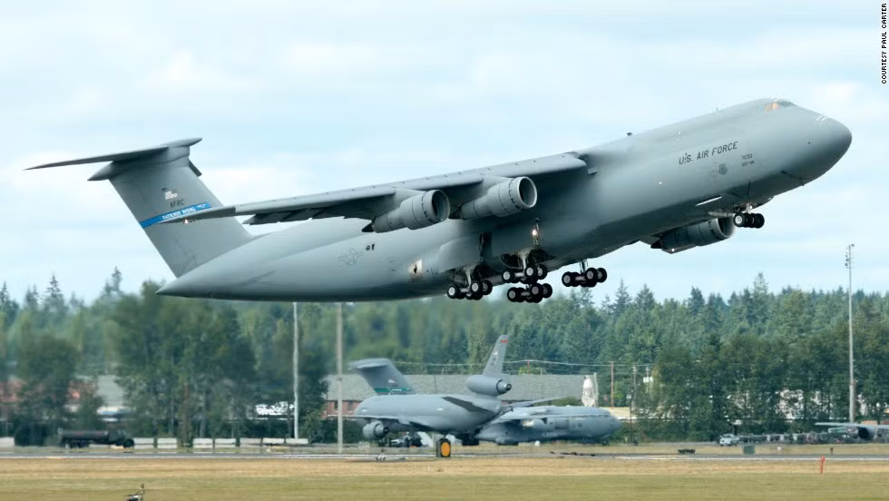 Tốc độ tối đa của chiếc vận tải cơ chiến lược này có thể đạt được là Mach 0.79, trong khi đó tốc độ hành trình của nó cũng có thể đạt được là Mach 0,77. Tầm hoạt động tối đa tuỳ thuộc vào lượng hàng hoá nó mang theo dcos thể từ 9100 km (tối thiểu) tới hơn 14.000 km. Nguồn ảnh: USAF.