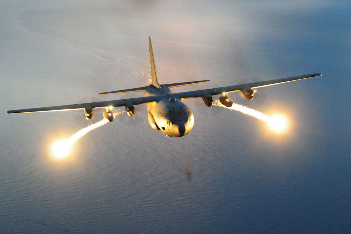 Vận tải cơ chiến lược C-5 Galaxy với phiên bản mới nhất hiện tại là C-5M hiện đang được Không quân Mỹ dự định sử dụng tới tận năm 2040 tới đây có số lượng phi hành đoàn lên tới 7 người, trong đó bao gồm một cơ trưởng, một phi công phụ, hai kỹ sư hàng không và ba kỹ sư sắp xếp hàng hoá. Trong trường hợp bay không tải, có thể bay mà không cần ba kỹ sư xếp hàng hoá. Nguồn ảnh: USAF.