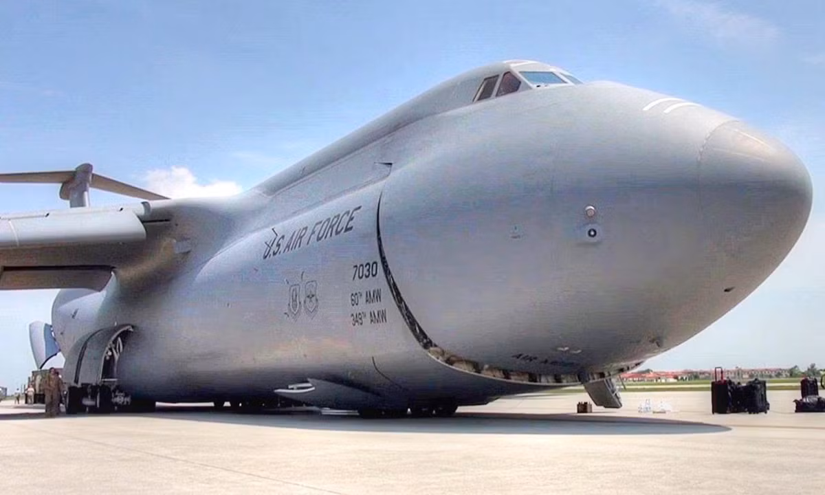 Do có trọng tải quá lớn, đường băng dành cho vận tải cơ C-5 Galaxy cất cánh cũng cần được thiết kế đặc biệt. Cụ thể, đường băng tiêu chuẩn cho C-5 Galaxy cần chiều dài lên tới 3600 mét. Đây là chiều dài vượt quá chiều dài của đường băng trải nhựa ở Sân bay Nội Bài - vốn chỉ dài 3200 mét. Nguồn ảnh: USAF.