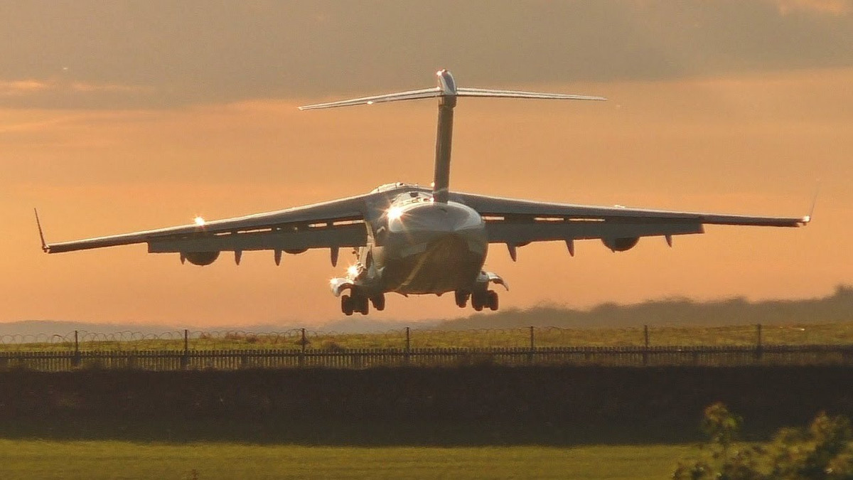 Trọng lượng rỗng của siêu máy bay này đã lên tới 172.000 kg, nó được trang bị 4 động cơ tua-bin cánh quạt công suất lớn loại GE CF6-80C2 giúp C-5 Galaxy có thể cất cánh với trọng lượng tối đa lên tới 418.000 kg. Nguồn ảnh: USAF.