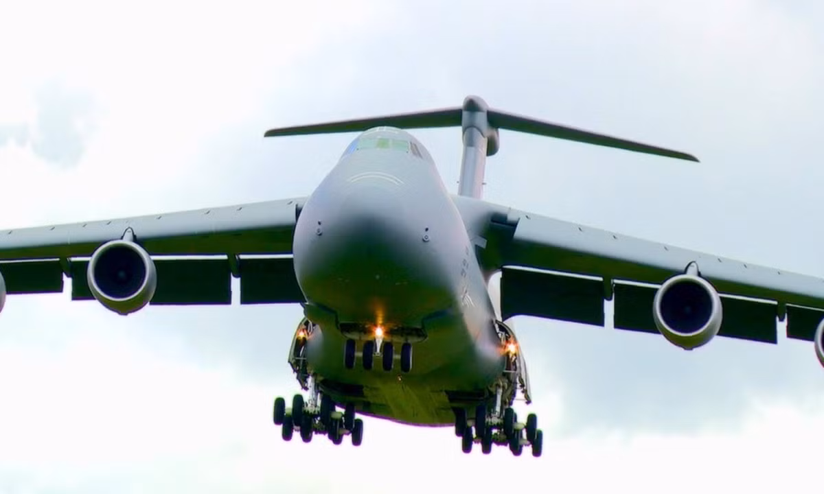 Trong khi đó, đường băng cần để cho C-5 Galaxy hạ cánh khi mang đầy tải cũng lên tới 1.100 mét. Loại máy bay vận tải chiến lược này có dự trữ nhiên liệu lên tới 193.600 lít. Nguồn ảnh: USAF.