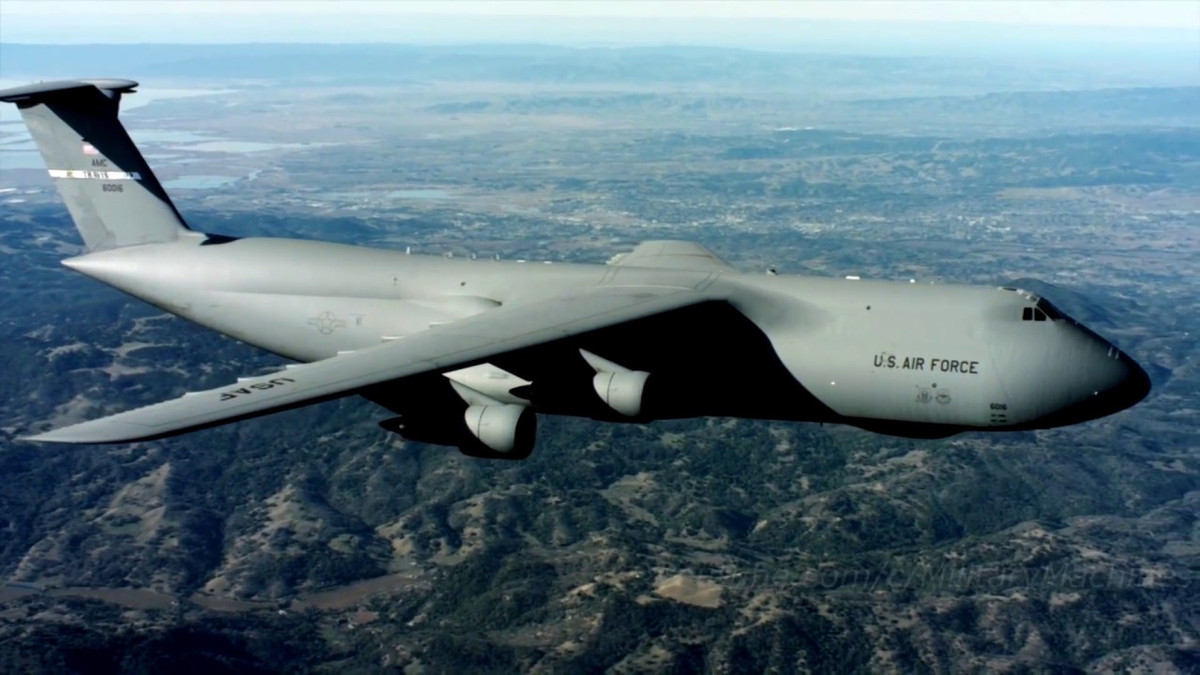 Chiều dài của C-5M lên tới 75,31 mét; sải cánh rộng tới 67,89 mét; cao 19,84 mét và có diện tích mặt cánh lên tới 576 mét vuông. Nguồn ảnh: USAF.