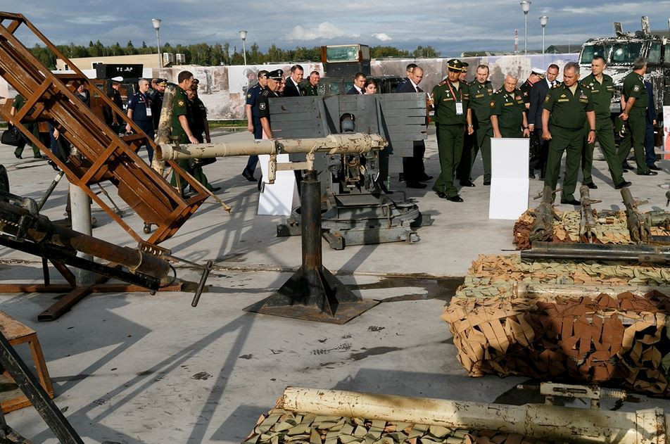 Trong đó phần lớn là các thiết bị vũ khí được khủng bố IS ở Syria và các lực lượng chống chính phủ sử dụng trong cuộc chiến này. Tuy nhiên cũng có không ít khí tài hiện đại được khủng bố IS mua được từ nước ngoài. Nguồn ảnh: Almasdar.