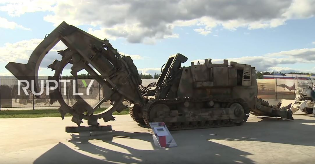 Thiết bị đào hào tự động của phiến quân Syria bị Quân đội Nga thu giữ được sau một số chiến dịch giải phóng. Nguồn ảnh: Ruptly.