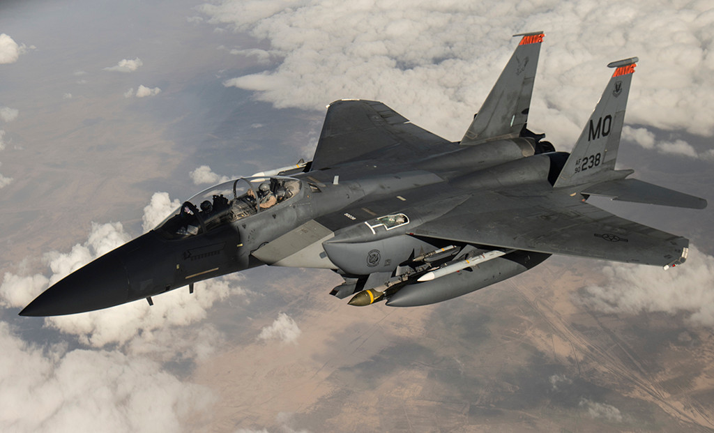 Thực tế thì F-35 và F-22 vẫn còn khá nhiều vấn đề và đặc biệt kém hơn F-15 ở khoản hỗn chiến trên không ở cự ly gần. Thực tế thì việc thay thế F-16 cũng rất khó khăn với F-35 vì nếu muốn mang được vũ khí đầy tải như F-16, F-35 sẽ phải treo vũ khí ở ngoài và mất tính năng tàng hình - tính năng quan trọng nhất. Nguồn ảnh: Flysim.