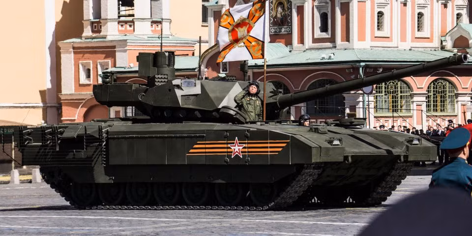 Có một điều không cần phải bàn cãi đó là xe tăng T-14 Armata hiện nay đang là loại xe tăng hiện đại nhất thế giới, không có bất cứ đối thủ nào tương xứng và trong tương lai hàng chục năm sắp tới, chắc chắn đối thủ của nó cũng sẽ chưa ra đời và T-14 vẫn giữ thế độc tôn. Nguồn ảnh: BI.