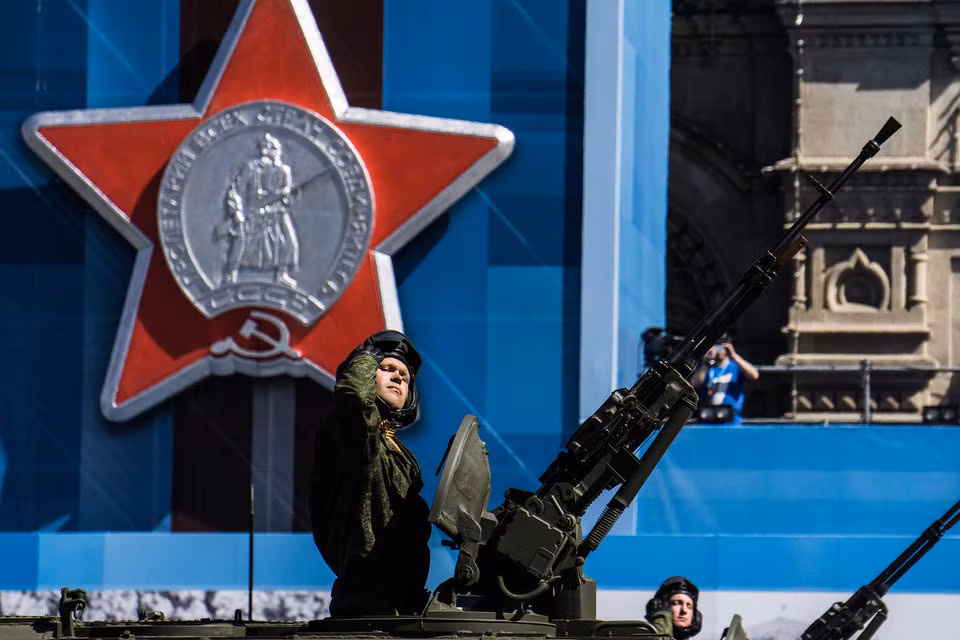 Trên thực tế thì Nga đã từng hy vọng sẽ đưa được khoảng 2.300 chiếc T-14 Armata vào biên chế trong năm 2020 tới đây. Tuy nhiên, do vấn đề ngân sách eo hẹp nên Nga rút con số này xuống chỉ còn... 100 chiếc cho tới năm 2020. Nguồn ảnh: BI.