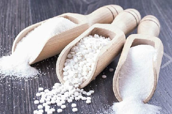 Chất làm ngọt nhân tạo: Nhiều người trong chúng ta sử dụng chất làm ngọt nhân tạo thay vì đường khi uống cà phê hoặc trà để cắt giảm lượng calo. Tuy nhiên, chất tạo ngọt nhân tạo có thể làm giảm chức năng thận nếu dùng quá nhiều. Thêm vào đó, chất làm ngọt nhân tạo nhiều cũng làm nồng đồ acid uric trong máu tăng cao làm suy giảm chức năng đào thải của thận.