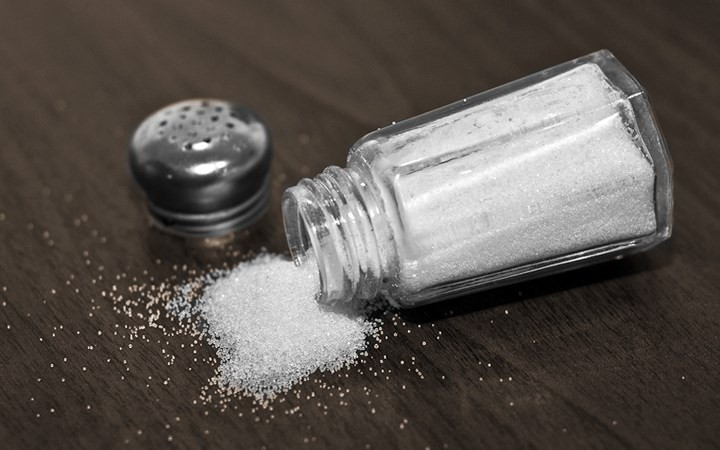 Ăn mặn: Ăn quá nhiều muối ăn (natri) có thể góp phần dẫn đến sỏi thận. Lượng natri cao khiến cơ thể giữ nước và thận không thể hoạt động để đưa lượng natri dư thừa ra khỏi cơ thể. Nó thậm chí còn làm tăng mức canxi và làm giảm nồng độ citrate (chất ức chế sỏi thận) trong nước tiểu. Hơn nữa, lượng natri cao làm tăng huyết áp, có thể dẫn đến suy tim và đột quỵ.