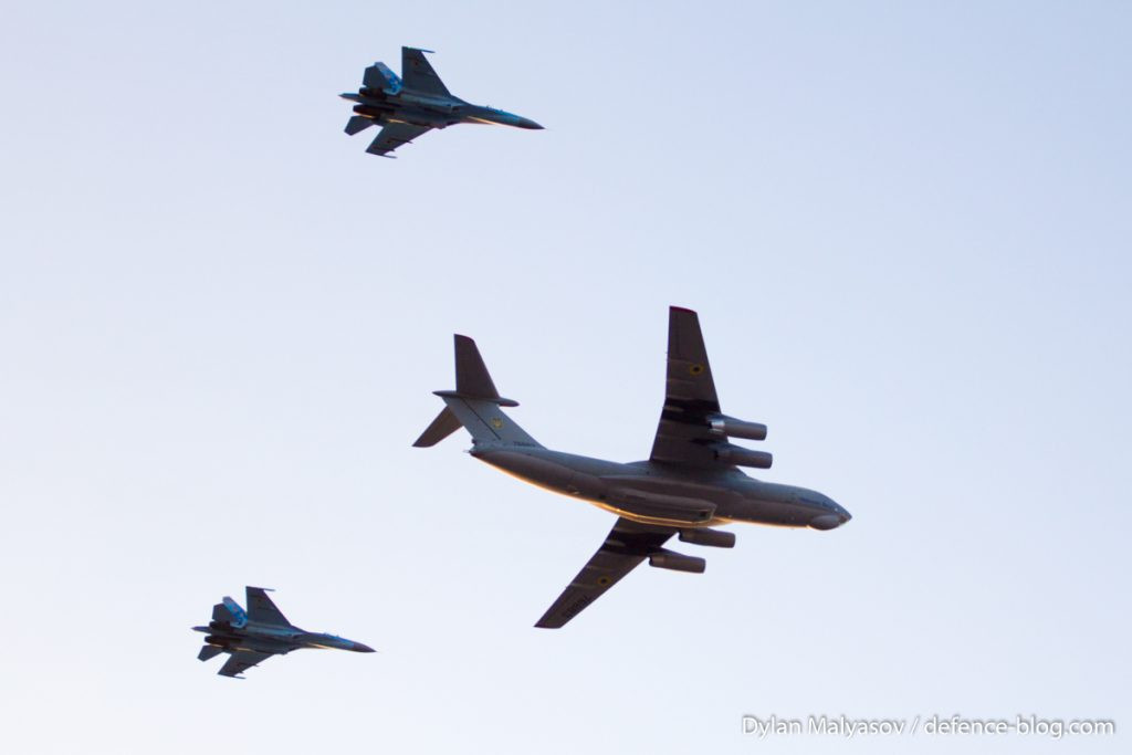 Vận tải cơ Il-76 bay bên cạnh sự hộ tống của chiến đấu cơ MiG-29 trong buổi tập dượt cuối cùng. Nguồn ảnh: Defenceblog.