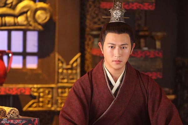 Sau khi hợp tác với Vu Chính trong "Mai khôi giang hồ" và "Mỹ nhân tâm kế", Trần Kiện Phong trở thành cái tên được đông đảo khán giả yêu thích. Tuy nhiên thời gian gần đây sự nghiệp của anh một lần nữa chững lại, không còn nổi tiếng như 7 năm về trước