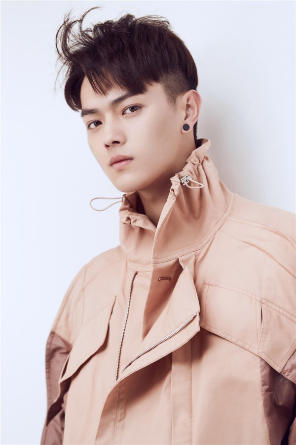 Cái tên mỹ nam hot nhất hiện nay trong dàn "gà cưng" của Vu Chính phải kể tới Hứa Khải. Sau vai diễn Phó Hằng trong "Diên Hi Công Lược", Hứa khải đang nhận được vô vàn sự chú ý và mến mộ của khán giả