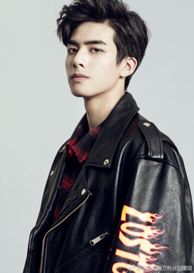 Một trong những 9x nổi bật hiện nay của làng giải trí Hoa ngữ đó là Tống Uy Long, một diễn viên trẻ trực thuộc studio của Vu Chính. Mỹ nam sinh năm 1999 được biết tới qua các vai diễn trong "Khoảng cách năm ánh sáng của anh và em", "Phượng tù hoàng",...