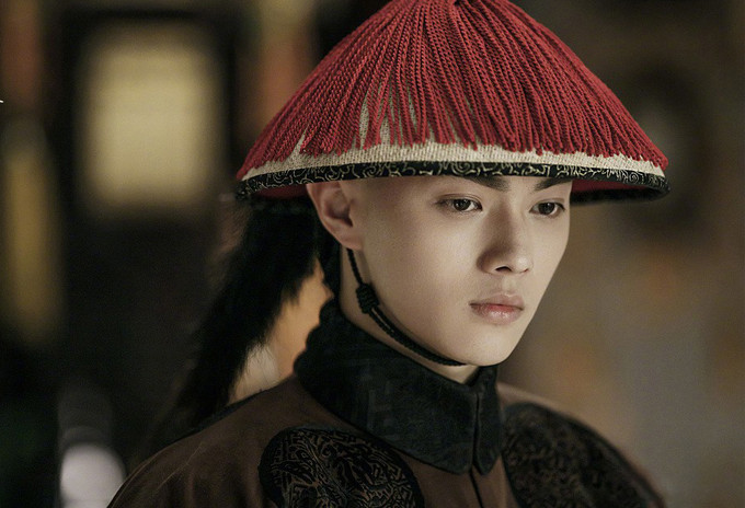 Nam diễn viên sinh ngày 5/2/1995 tại Quảng Đông, Trung Quốc. Đến tháng 8/2016, Hứa Khải chính thức ký kết hợp đồng với công ty Hoan Ngu Ảnh Thị, về dưới "trướng" của Vu Chính. Trước đó anh có tham gia bộ phim truyền hình "Triều Ca" cũng của "thím Vu"