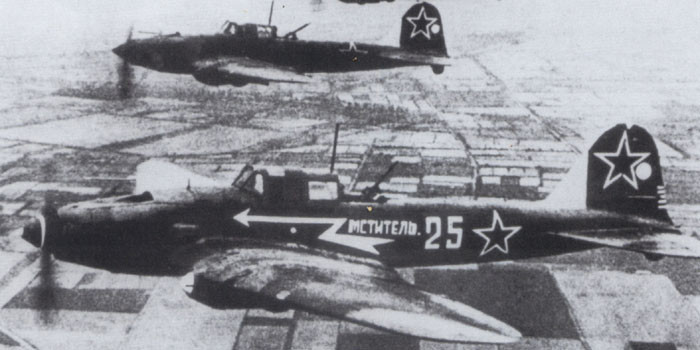 Ngay sau khi cắt bom, Il-2 có thể chiến đấu như một tiêm kích dù độ cơ động của nó là không tốt bằng. Tuy nhiên trong nhiều trường hợp, Il-2 lại hiệu quả hơn tiêm kích của đối phương do nó có thêm xạ thủ đuôi yểm trợ và thường bay theo đội hình số lượng lớn, giúp tăng khả năng yểm trợ nhau trong những trận quần chiến trên không. Nguồn ảnh: Conquer.