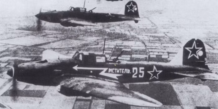 Ngay sau khi cắt bom, Il-2 có thể chiến đấu như một tiêm kích dù độ cơ động của nó là không tốt bằng. Tuy nhiên trong nhiều trường hợp, Il-2 lại hiệu quả hơn tiêm kích của đối phương do nó có thêm xạ thủ đuôi yểm trợ và thường bay theo đội hình số lượng lớn, giúp tăng khả năng yểm trợ nhau trong những trận quần chiến trên không. Nguồn ảnh: Conquer.