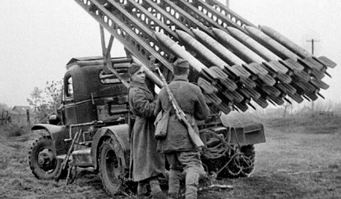 Mặc dù nhận được sự đồng thuận của Lãnh đạo Xô viết Tối cao, tuy nhiên nhiều tướng quân đội và các nhà thiết kế vẫn không tin tưởng vào Katyusha vì cho rằng một thứ vũ khí theo kiểu "mưa đạn" như nó chỉ làm tăng áp lực hậu cần chứ khó có thể giảm tải được cho tiền tuyến vì độ chính xác quá kém. Nguồn ảnh: RBTH.