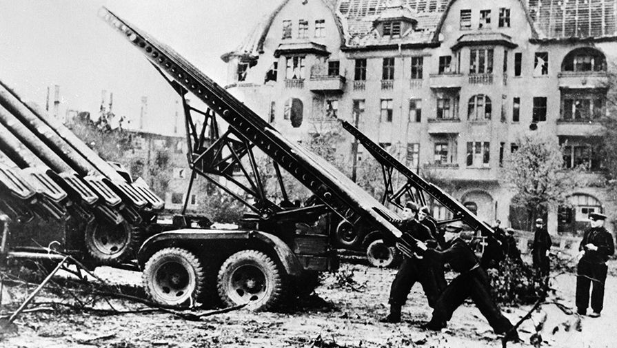 Cái tên của Katyusha trên giấy tờ là BM-13. Trong đó, BM là viết tắt của "Cỗ máy Chiến đấu" còn thành tố 13 là ám chỉ cho cỡ nòng của loại tên lửa được sử dụng với Katyusha. Nguồn ảnh: RBTH.