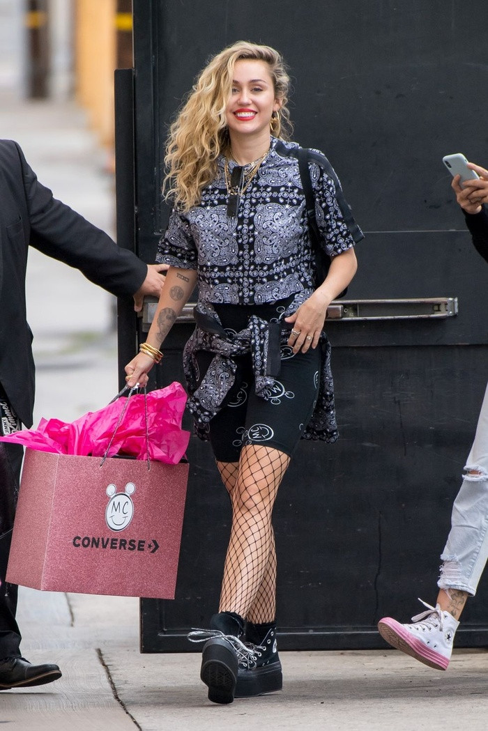 Xuất hiện trên phố, Miley Cyrus tươi tắn với những lọn tóc màu vàng bồng bềnh. Mái tóc xõa sang một bên làm nổi bật vẻ đẹp trẻ trung, tươi sáng cho cô ca sĩ.