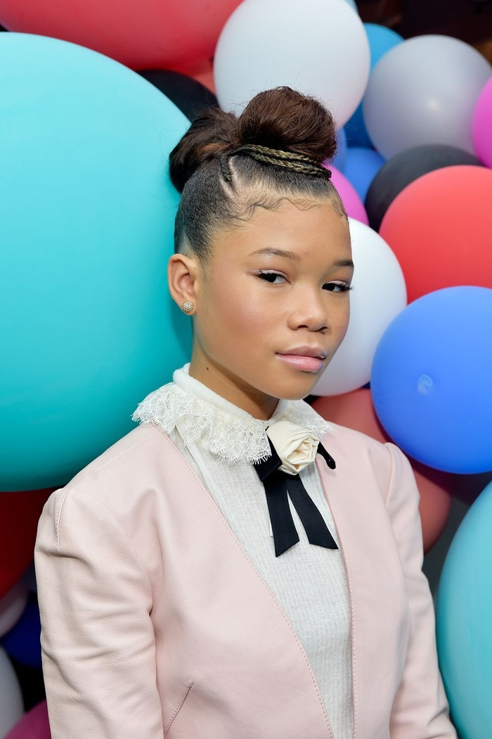 Storm Reid trông sành điệu và kiêu kì khi để tóc búi Mohawk kiểu Pháp siêu mát mẻ và độc đáo này.