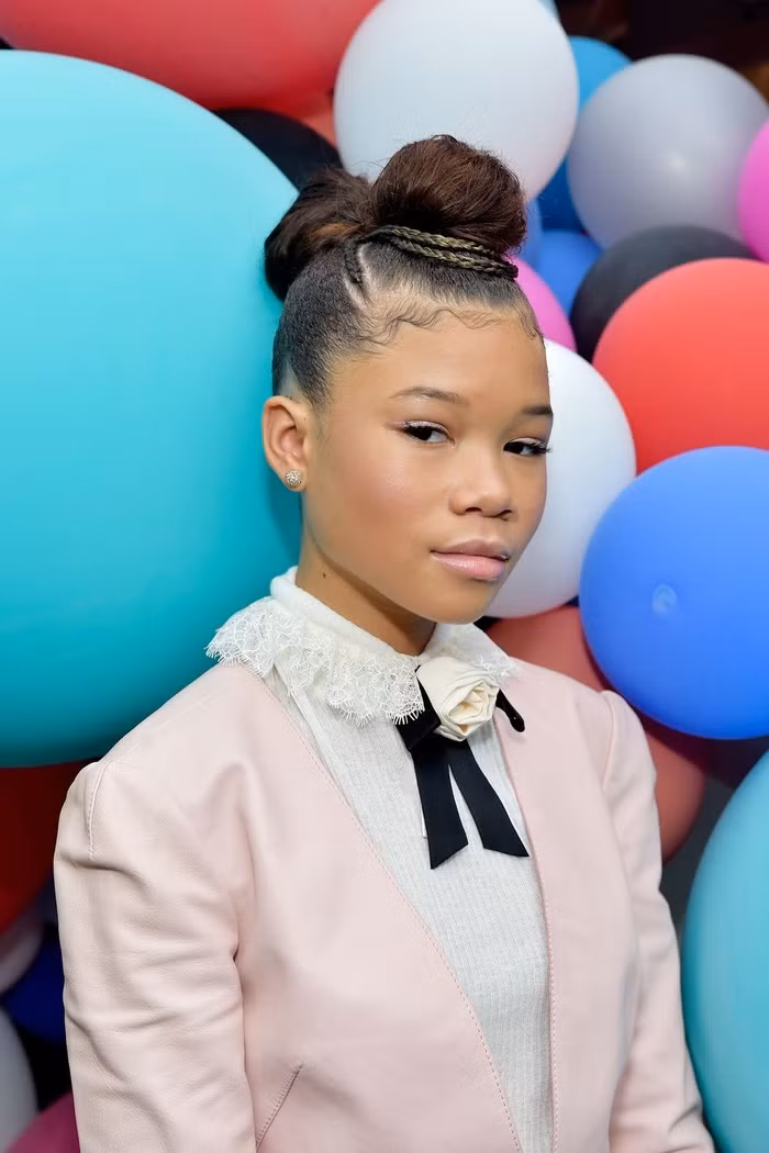 Storm Reid trông sành điệu và kiêu kì khi để tóc búi Mohawk kiểu Pháp siêu mát mẻ và độc đáo này.