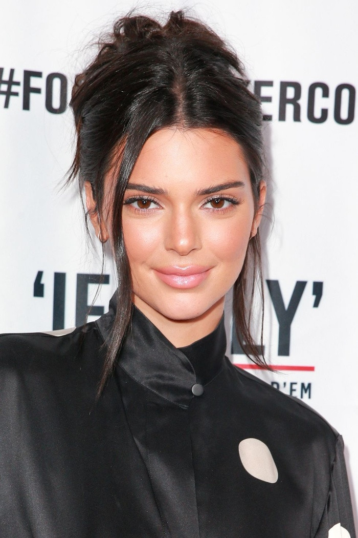 Kendall Jenner đầy thu hút với kiểu tóc búi rối tự nhiên.