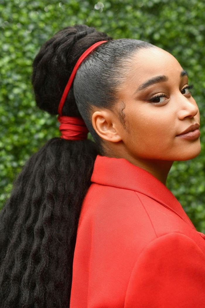 Nữ diễn viên Amandla Stenberg chọn kiểu tóc đuôi ngựa phồng trẻ trung, độc đáo hợp với độ tuổi.