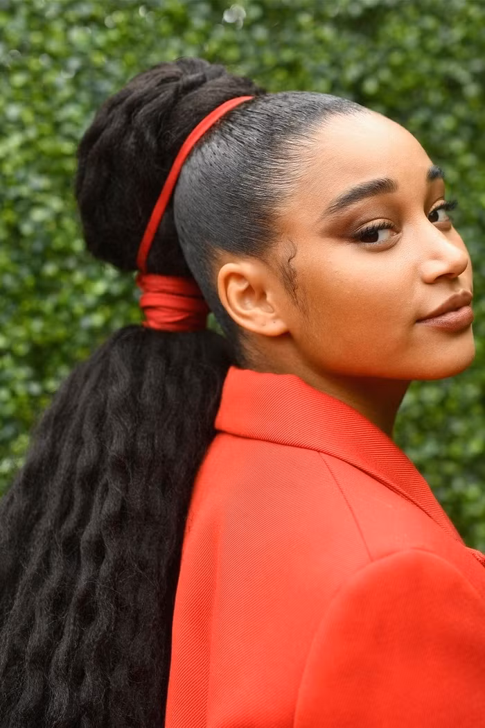 Nữ diễn viên Amandla Stenberg chọn kiểu tóc đuôi ngựa phồng trẻ trung, độc đáo hợp với độ tuổi.