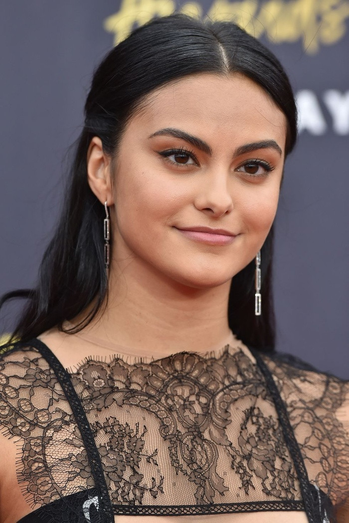 Camila Mendes xinh đẹp và nữ tính với mái tóc buộc nửa đơn giản.
