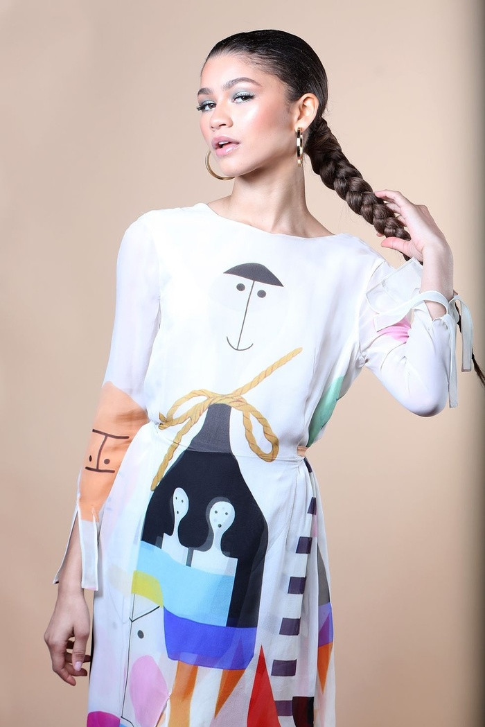 Zendaya trẻ trung như nữ sinh với tóc tết siêu đơn giản.